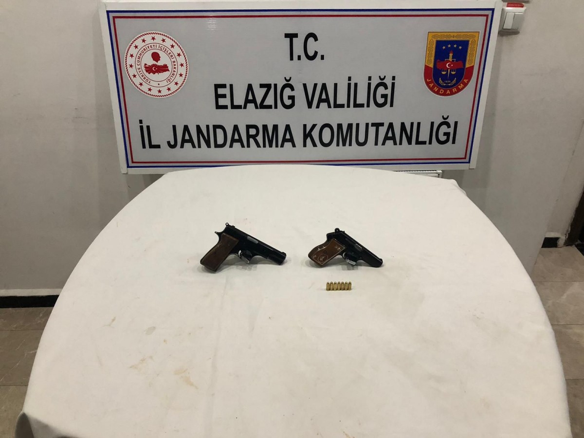 Elazığ'da Jandarma Dedektifleri 2 ruhsatsız tabanca ele geçirdi