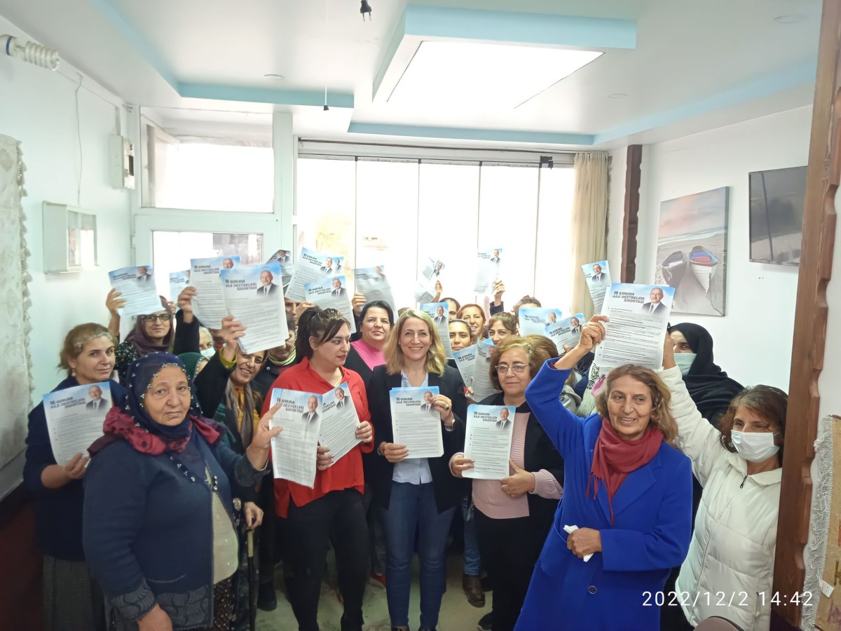 CHP'li kadınlar Elazığ'da Aile Destekleri Sigortası'nı anlatıyor