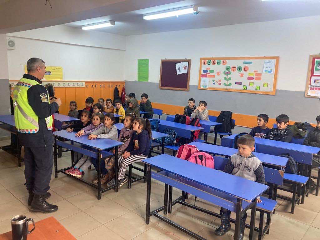 Elazığ'da jandarmadan öğrencilere eğitim