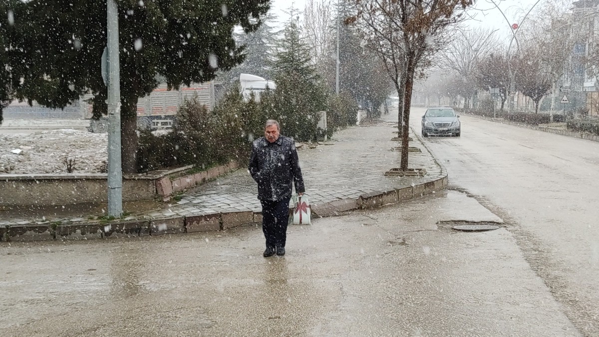 Elazığ'da kar yağışı etkili oldu 