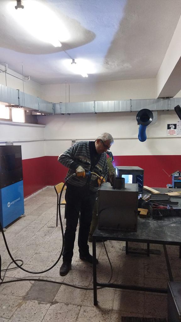 Elazığ'da depremzedeler için soba üretiliyor