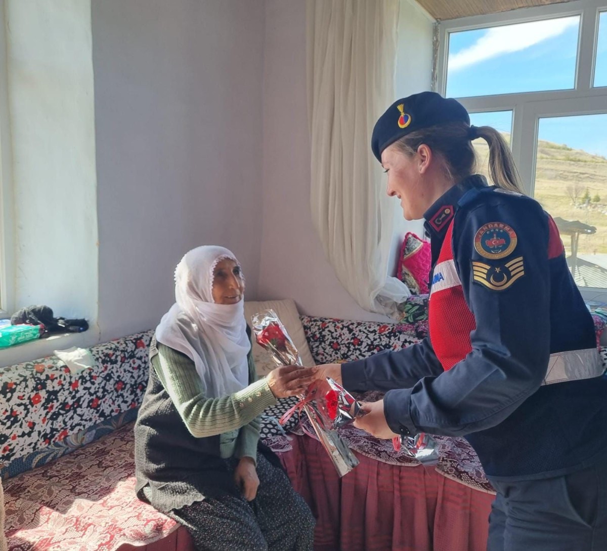 Elazığ'da Jandarma Depremzede Kadınların Gününü Kutladı