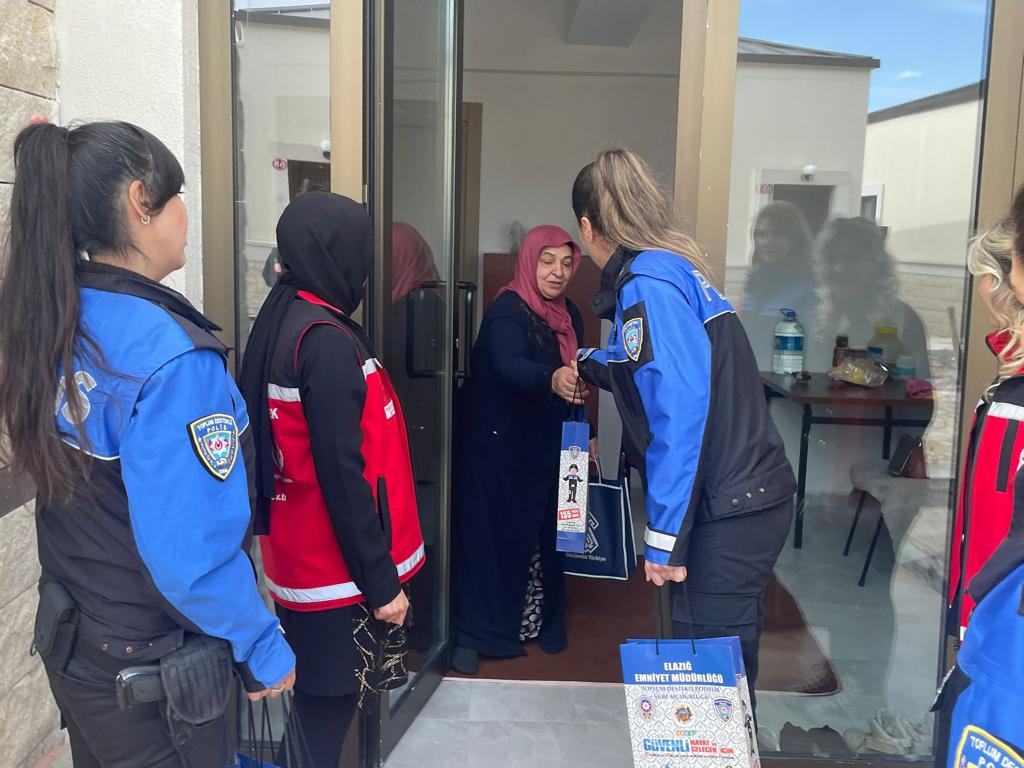 Elazığ'da polis, depremzede kadınların gününü kutladı