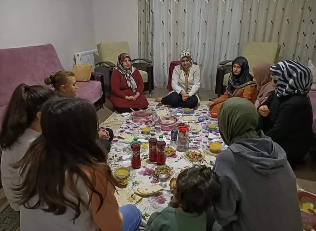 AK Kadınlar Depremzede, Şehit ailesi ve Engelli  Ailelerin Gönül Sofralarına Misafir Oluyor 
