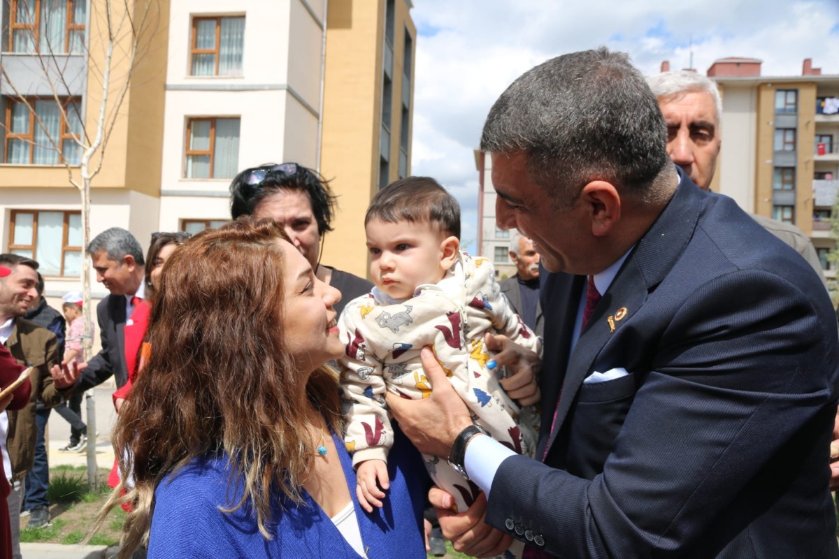 TOKİ sakinlerini ziyaret eden CHP Milletvekili Gürsel Erol’a sevgi seli 