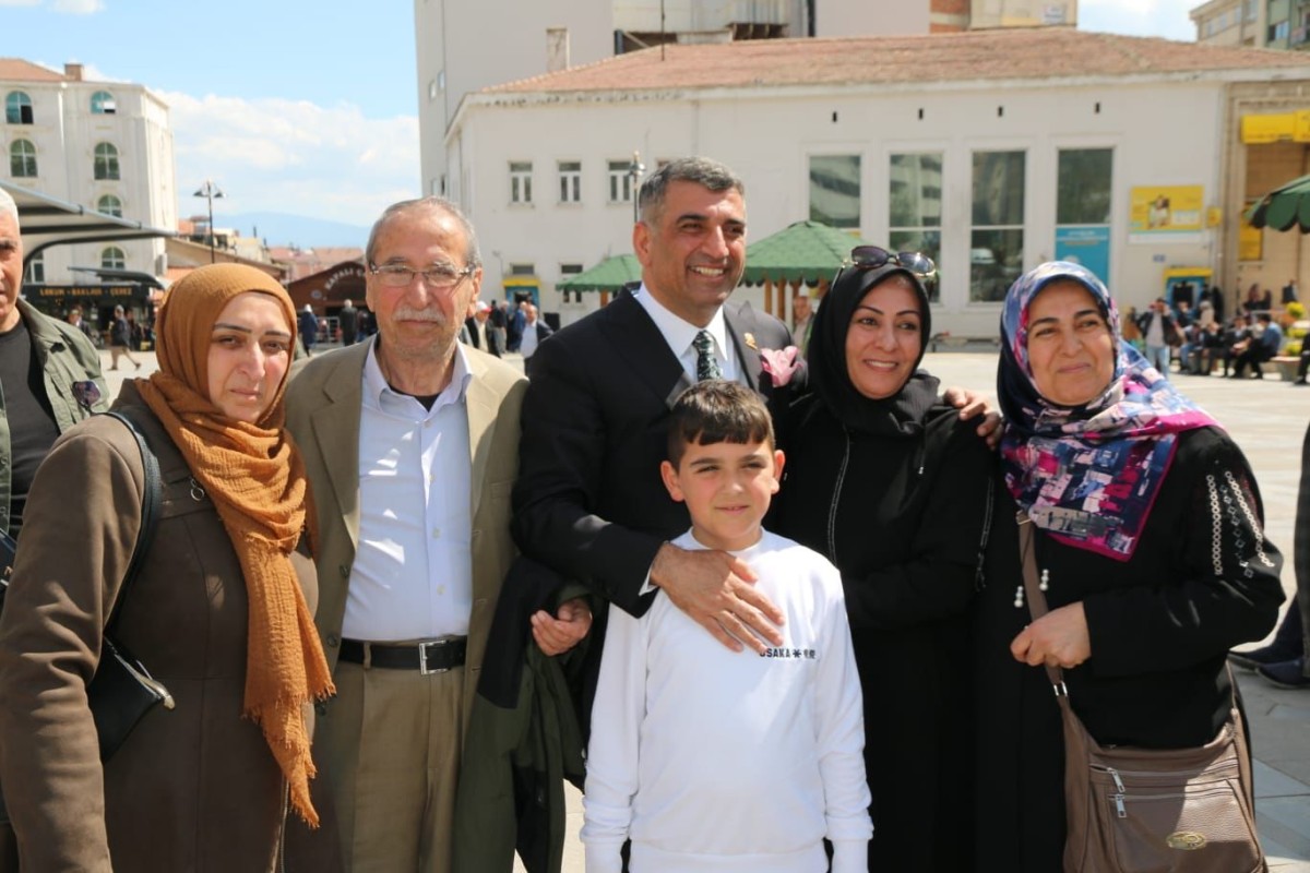 CHP Elazığ Milletvekili Gürsel Erol, seçim çalışmaları kapsamında esnaf ve vatandaşla bir araya geldi
