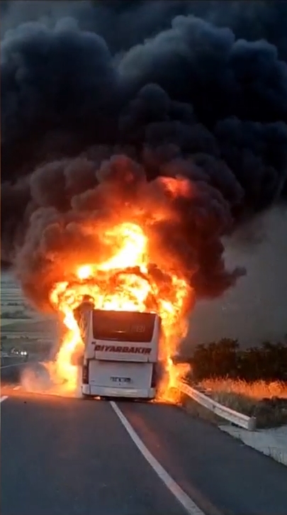Elazığ'da yolcu otobüsü alev alev yandı