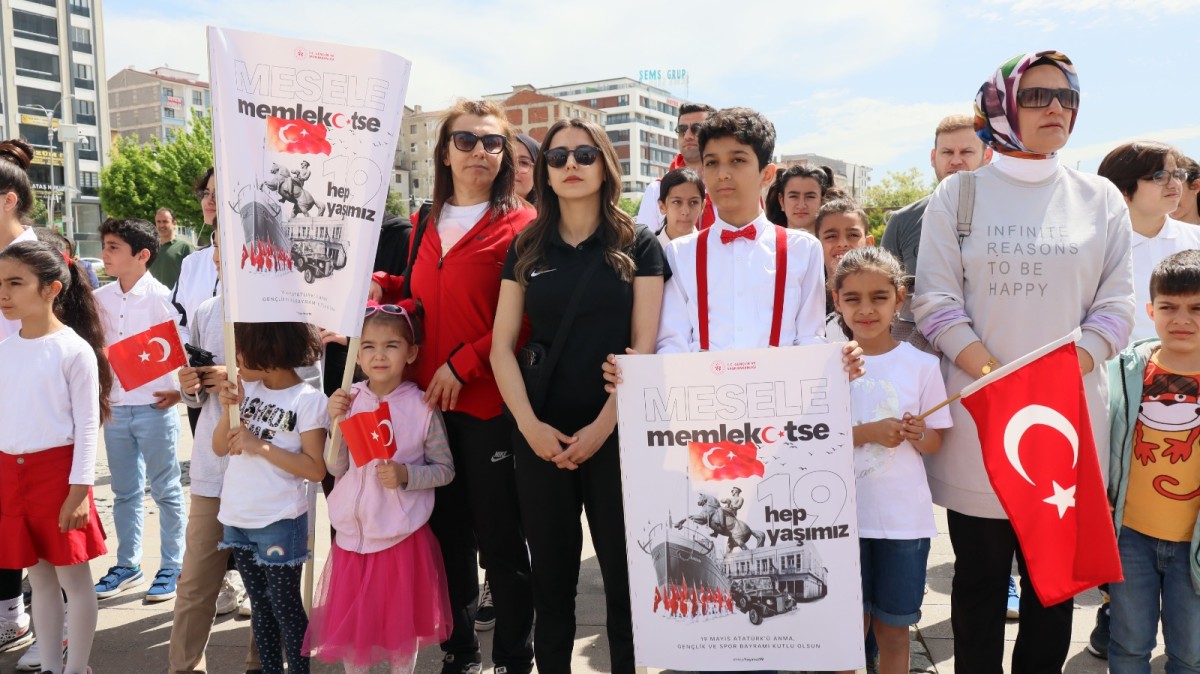 19 Mayıs Atatürk'ü Anma, Genlik ve Spor Bayramı Kutlamaları, çelenk sunma töreni ile devam ediyor