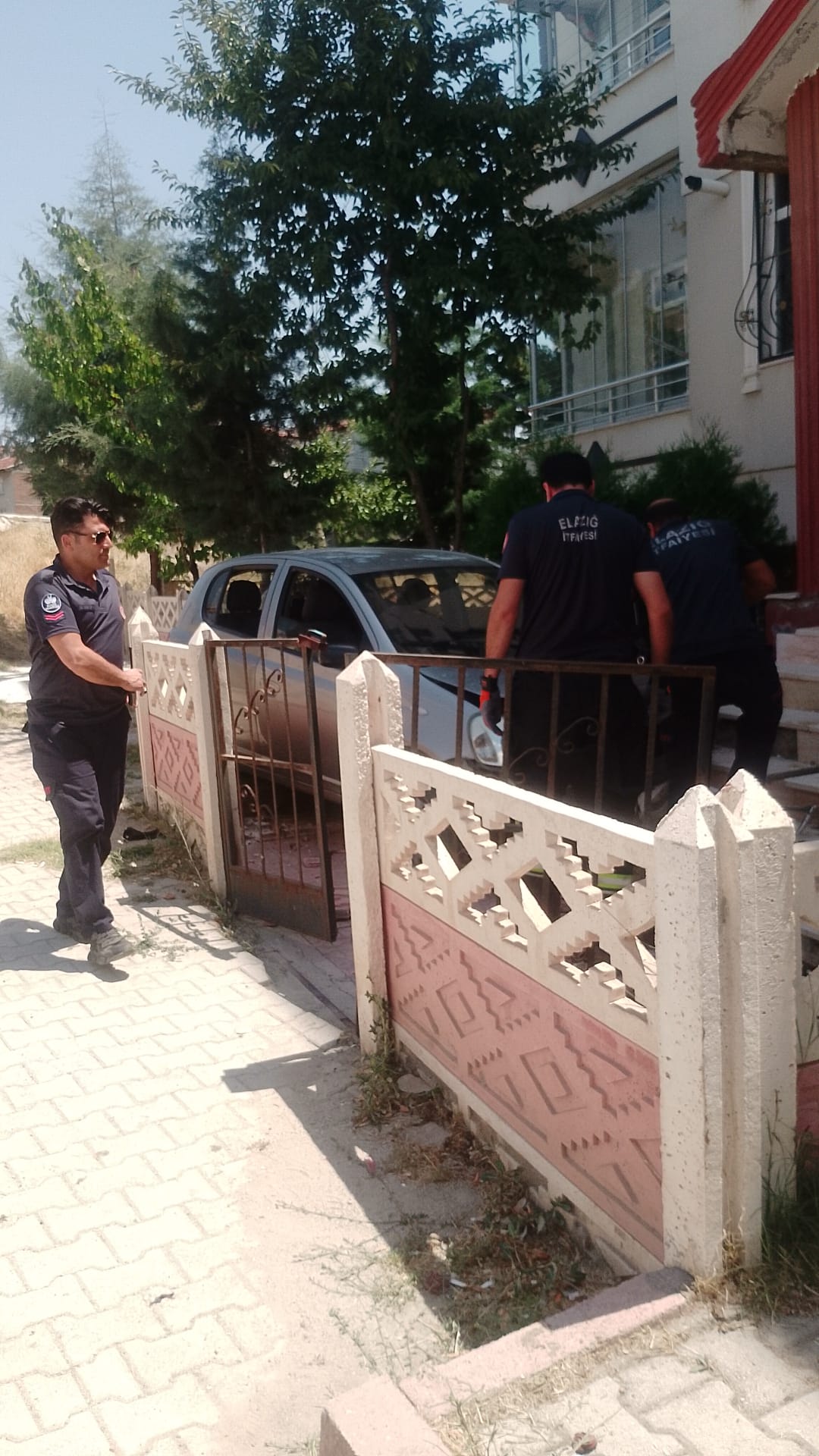Elazığ'da otomobil bahçe duvarına girdi