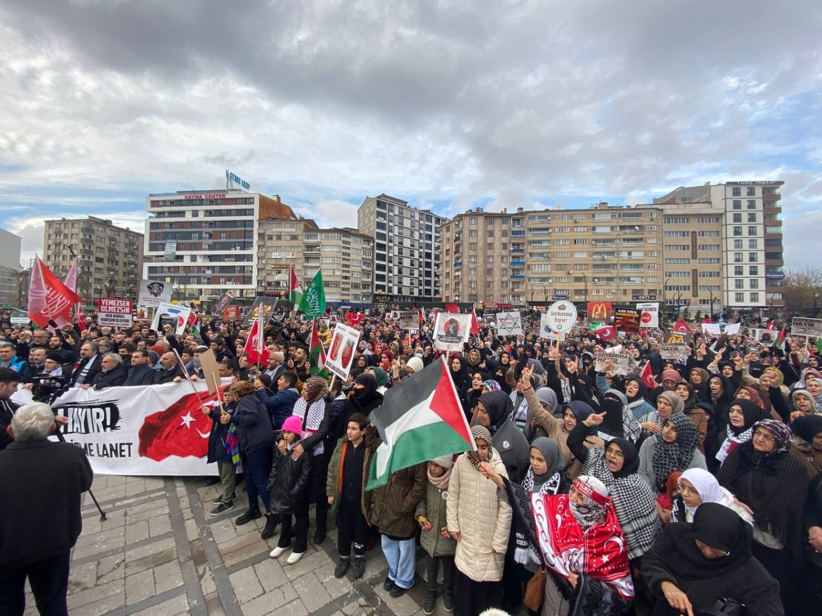 Elazığ’da vatandaşlar Filistin için yürüdü