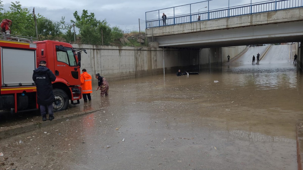 Elazığ’daki sağanak yağışta araç su altında kaldı