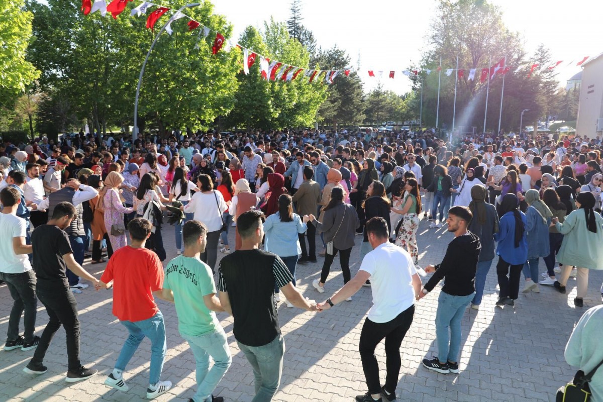 FIRAT ÜNİVERSİTESİ ÖĞRENCİLERİ 'FIRAT FEST' İLE COŞTU