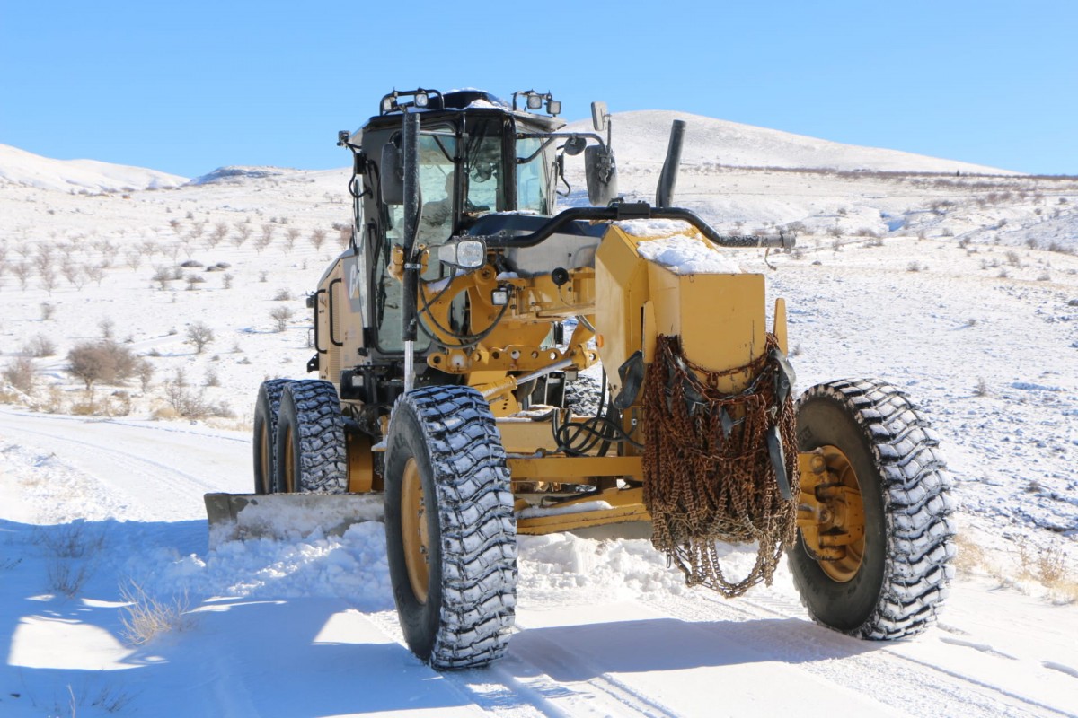 Elazığ'da 86 köy yolu kardan kapandı