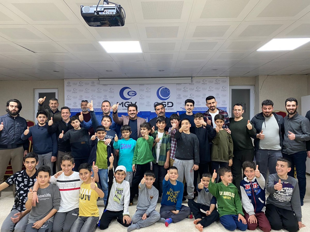 Anadolu Gençlik Derneği 'Zamansız ve Mekansız Kitap Okuma' Etkinliği Düzenledi