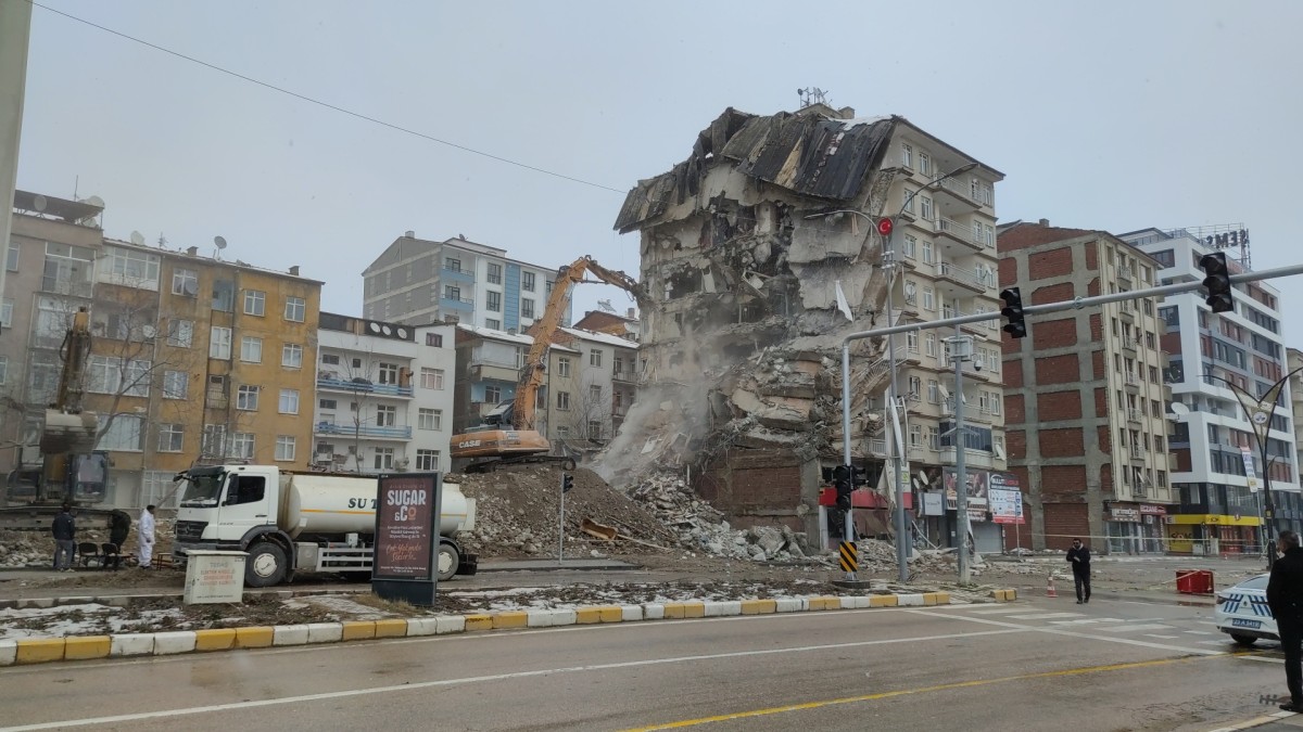 Elazığ'da depremde hasar alan binalar yıkılıyor