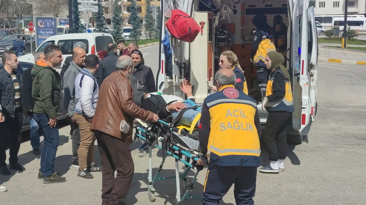 Elazığ'da otomobil bisikletli kuryeye çarptı:1 yaralı