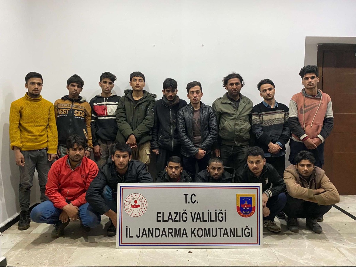 Elazığ’da 15 kaçak göçmen yakalandı